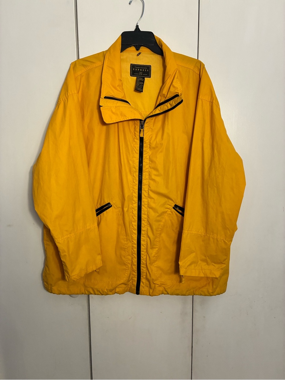 Vtg Express Men's Bright Yellow Rain Jacket L
90’s Outdoors Waterproof Colorful